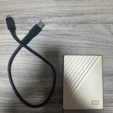 신품급 WD My Passport 4tb usb-c 타입 골드 색상 판매합니다.