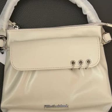 필인더블랭크 PK Flap Bag cream 아이보리 색상